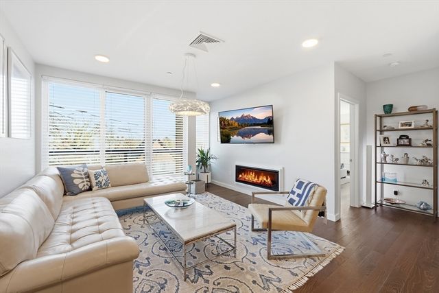 68 Los Angeles PH5, Newton, MA 02458