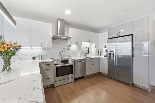 68 Los Angeles PH5, Newton, MA 02458