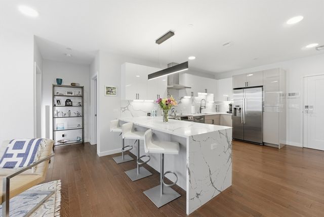 68 Los Angeles PH5, Newton, MA 02458