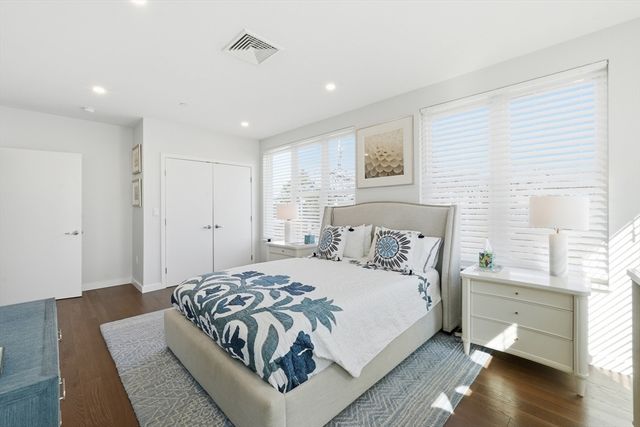 68 Los Angeles PH5, Newton, MA 02458