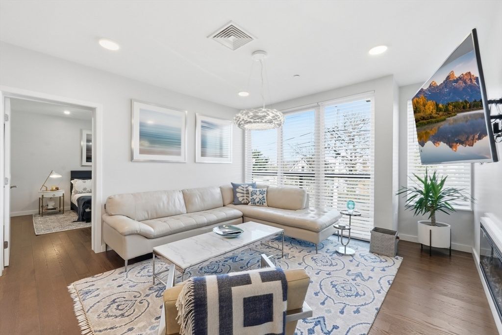 68 Los Angeles PH5, Newton, MA 02458