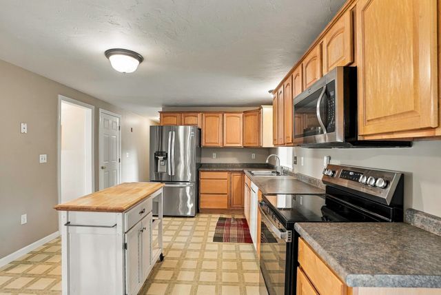 21 Lyons Rd, Dudley, MA 01571