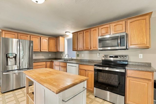21 Lyons Rd, Dudley, MA 01571
