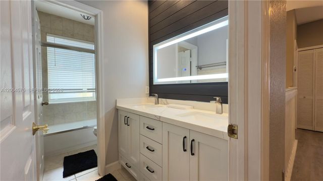 1247 NW 165th Ave, Pembroke Pines, FL 33028