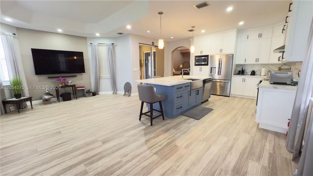 1247 NW 165th Ave, Pembroke Pines, FL 33028