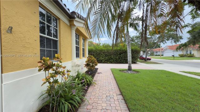 1247 NW 165th Ave, Pembroke Pines, FL 33028