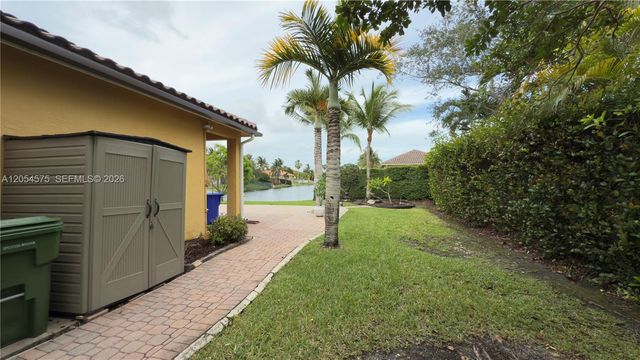 1247 NW 165th Ave, Pembroke Pines, FL 33028