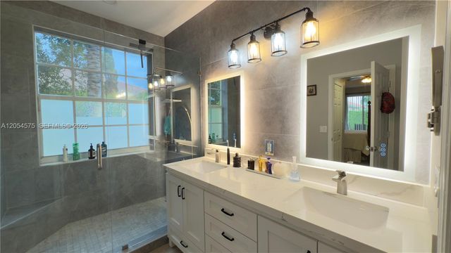 1247 NW 165th Ave, Pembroke Pines, FL 33028