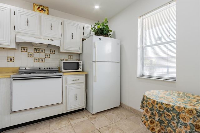 2811 Somerset Drive 412, Lauderdale Lakes, FL 33311