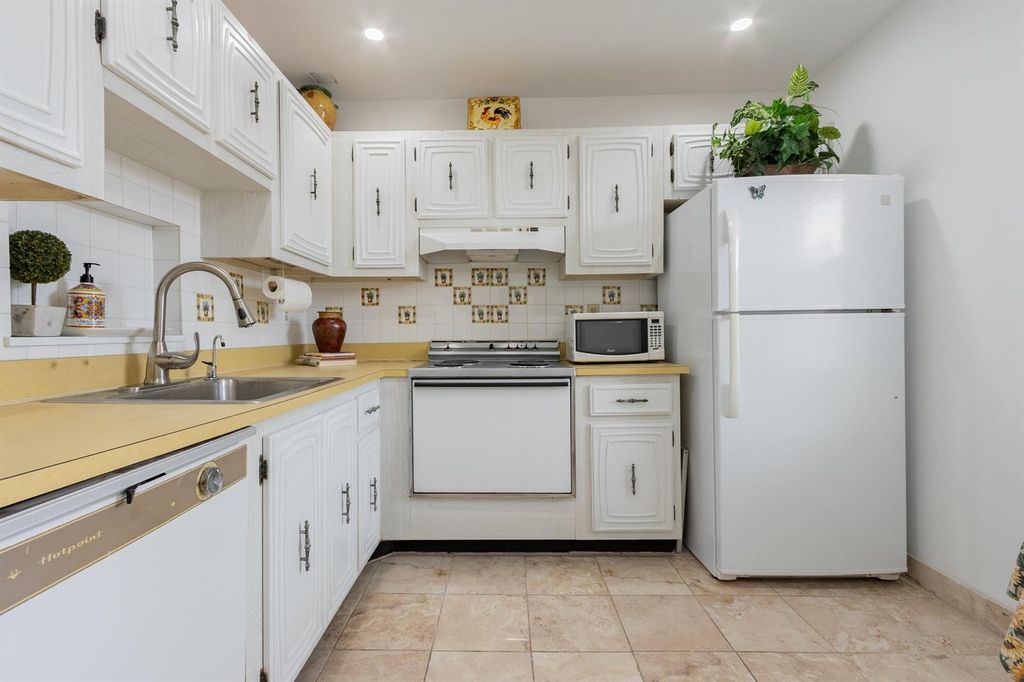 2811 Somerset Drive 412, Lauderdale Lakes, FL 33311