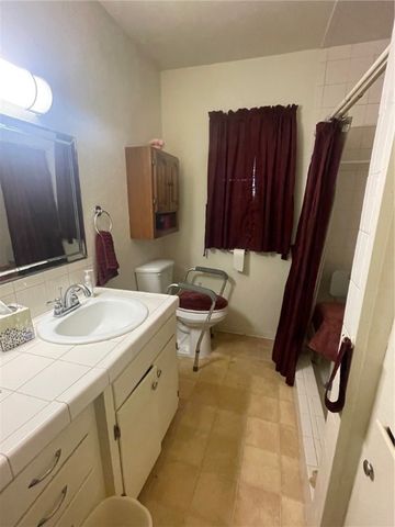 517 E Lee Ave, Kingsville, TX 78363