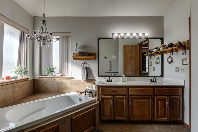 305 N Jasper Way, Mustang, OK 73064