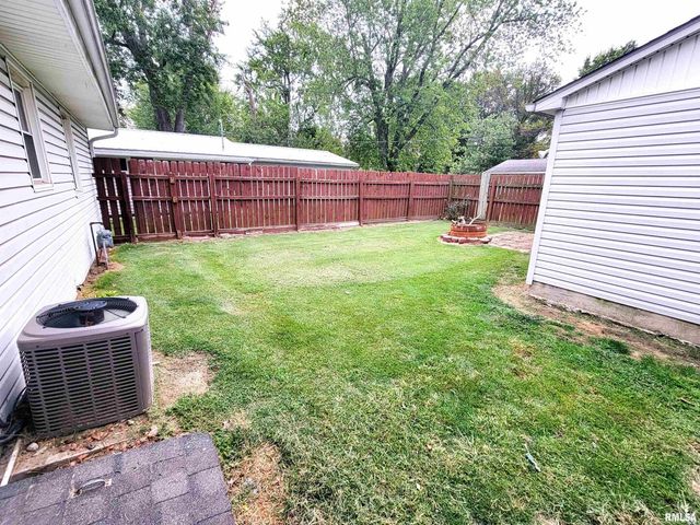 221 HICKORY Street, Flora, IL 62839