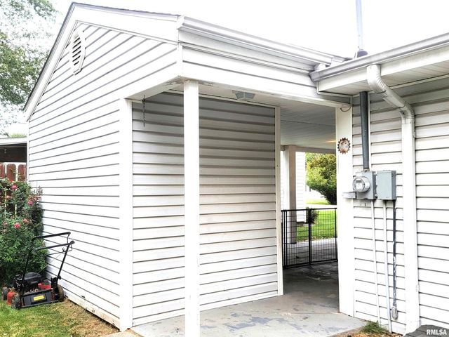 221 HICKORY Street, Flora, IL 62839