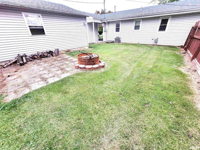 221 HICKORY Street, Flora, IL 62839