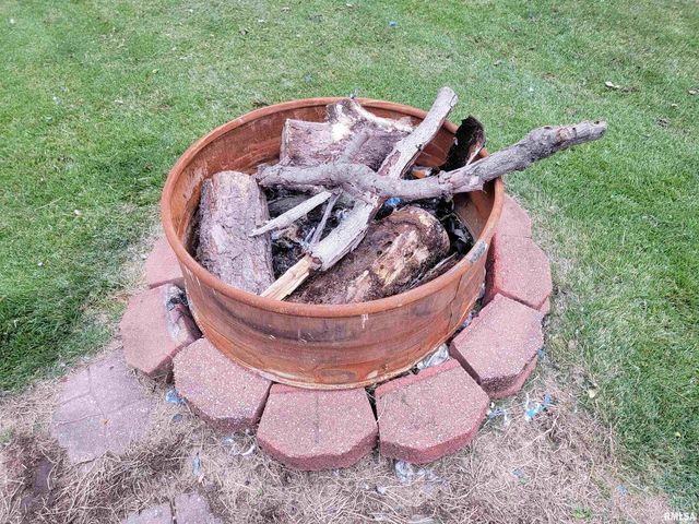 221 HICKORY Street, Flora, IL 62839