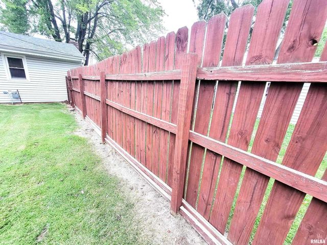 221 HICKORY Street, Flora, IL 62839