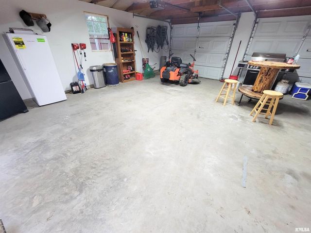 221 HICKORY Street, Flora, IL 62839