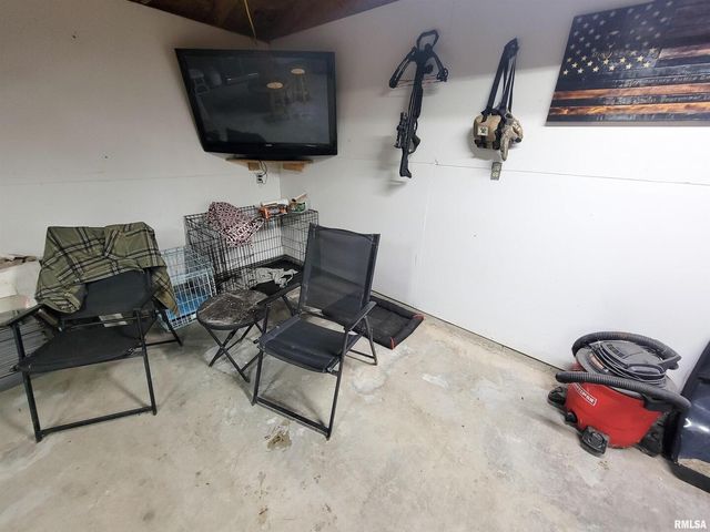 221 HICKORY Street, Flora, IL 62839