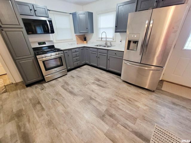 221 HICKORY Street, Flora, IL 62839