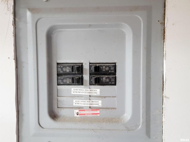 221 HICKORY Street, Flora, IL 62839