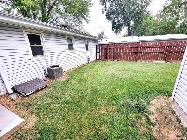 221 HICKORY Street, Flora, IL 62839