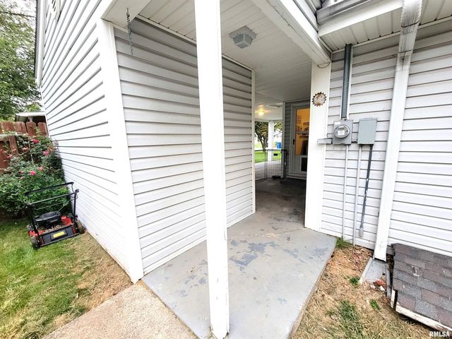 221 HICKORY Street, Flora, IL 62839