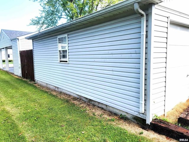 221 HICKORY Street, Flora, IL 62839