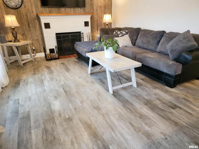 221 HICKORY Street, Flora, IL 62839