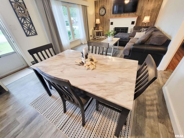 221 HICKORY Street, Flora, IL 62839