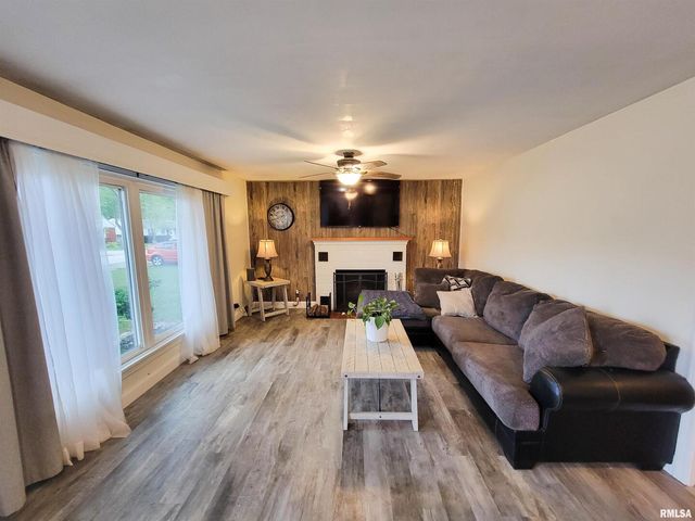 221 HICKORY Street, Flora, IL 62839