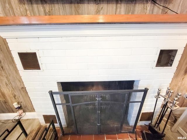 221 HICKORY Street, Flora, IL 62839