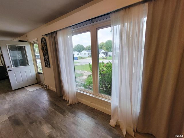 221 HICKORY Street, Flora, IL 62839