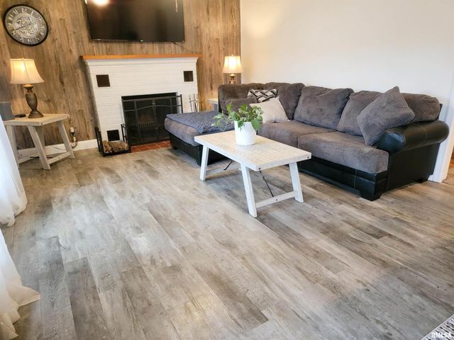 221 HICKORY Street, Flora, IL 62839