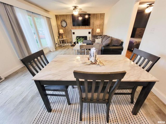 221 HICKORY Street, Flora, IL 62839