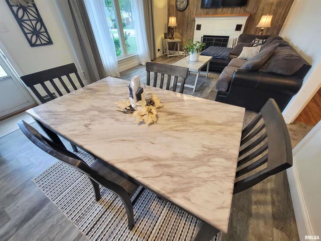 221 HICKORY Street, Flora, IL 62839