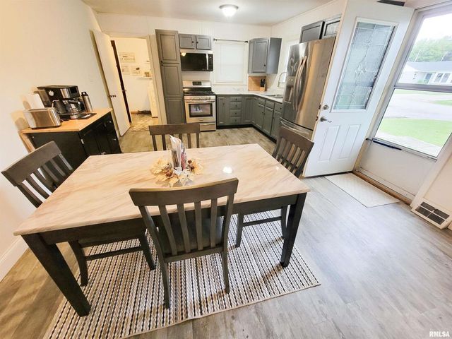 221 HICKORY Street, Flora, IL 62839