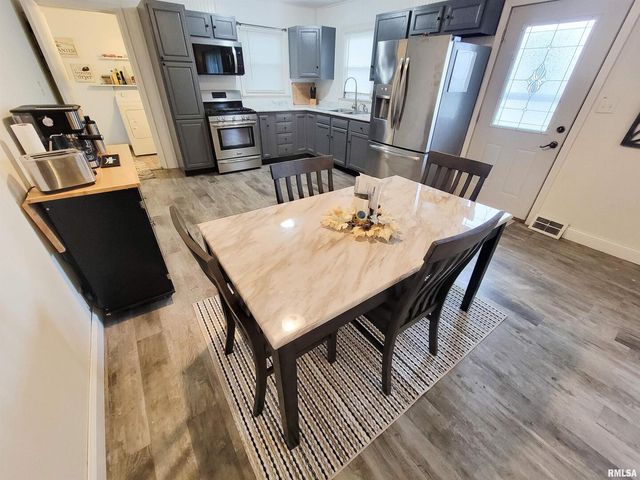 221 HICKORY Street, Flora, IL 62839