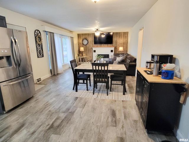 221 HICKORY Street, Flora, IL 62839