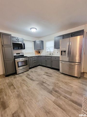 221 HICKORY Street, Flora, IL 62839