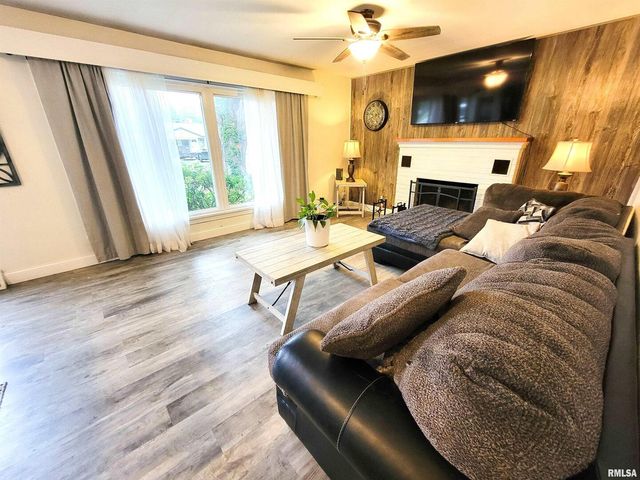 221 HICKORY Street, Flora, IL 62839