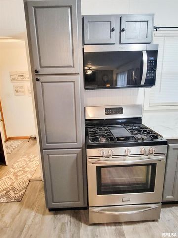 221 HICKORY Street, Flora, IL 62839