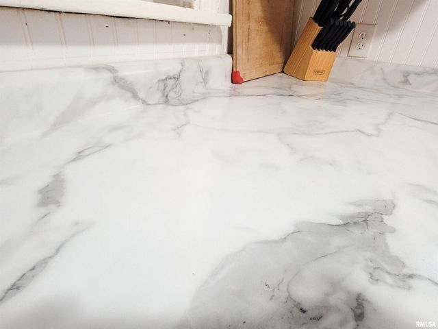 221 HICKORY Street, Flora, IL 62839