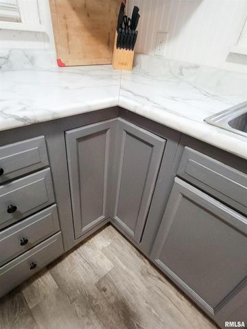 221 HICKORY Street, Flora, IL 62839