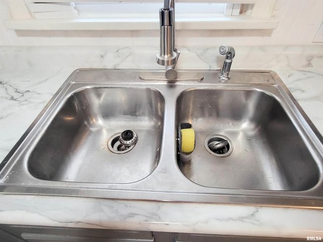 221 HICKORY Street, Flora, IL 62839