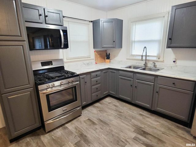 221 HICKORY Street, Flora, IL 62839