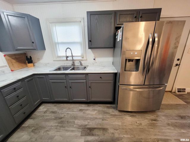 221 HICKORY Street, Flora, IL 62839