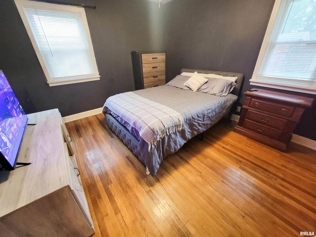 221 HICKORY Street, Flora, IL 62839