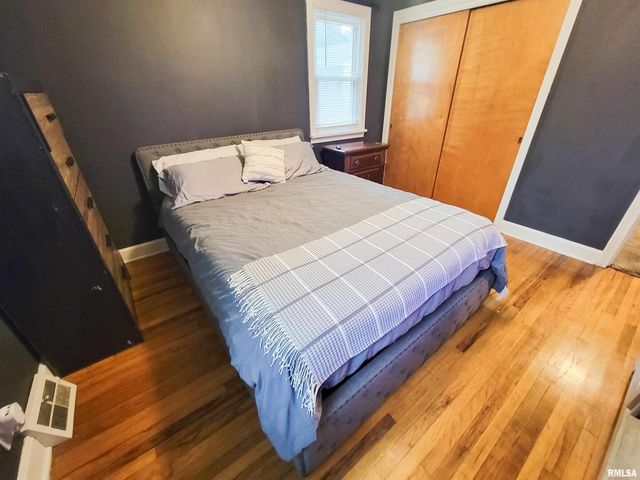 221 HICKORY Street, Flora, IL 62839