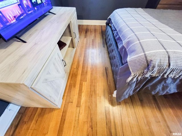 221 HICKORY Street, Flora, IL 62839